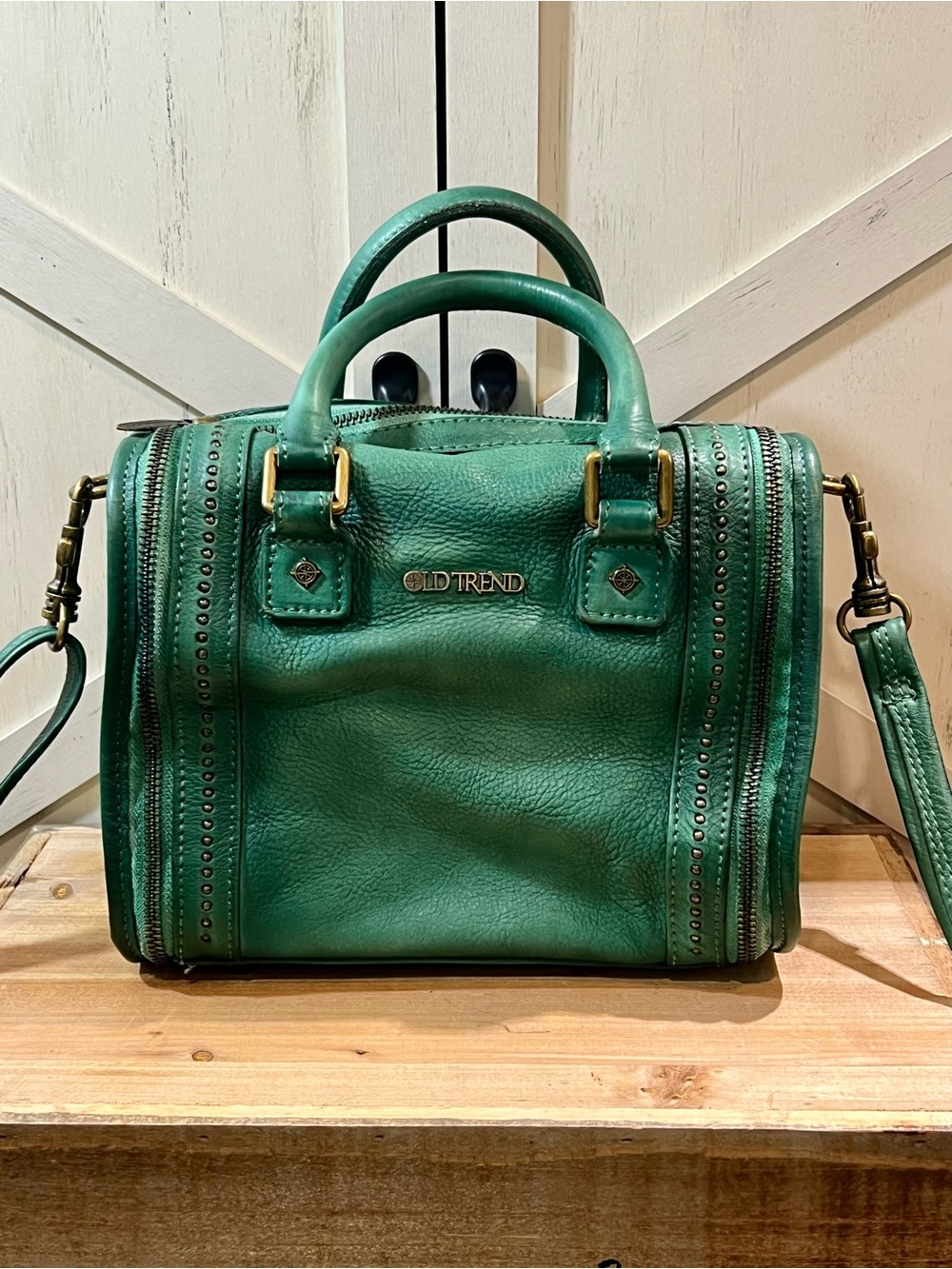 OLD TREND Women's Genuine Leather Mini Trunk Green Crossbody Bag NWOT - Picture 2 of 11